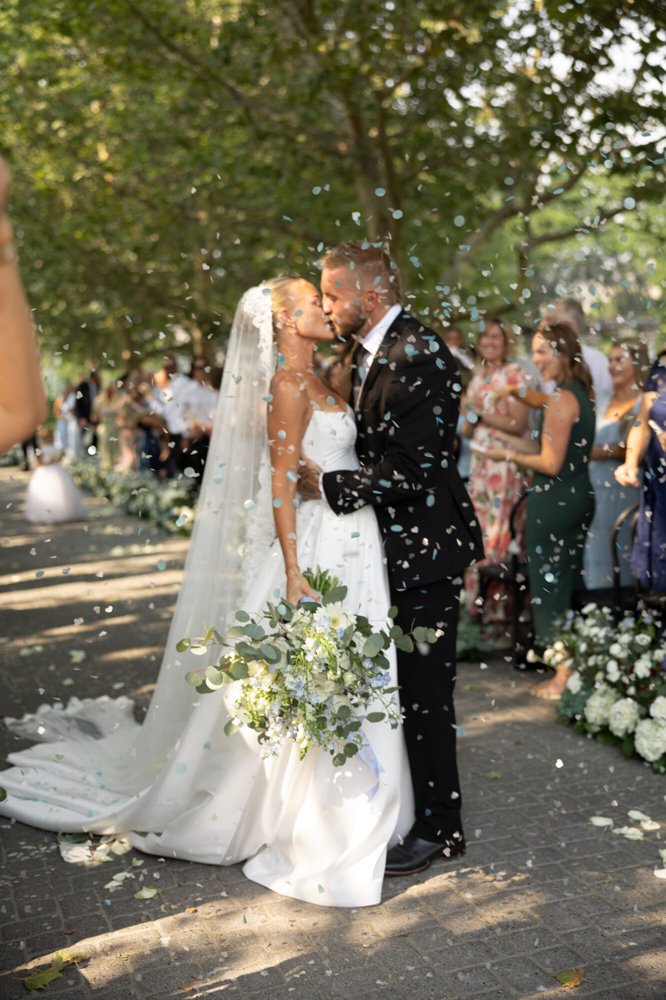 Utah wedding planner captures bride and groom kiss under confetti